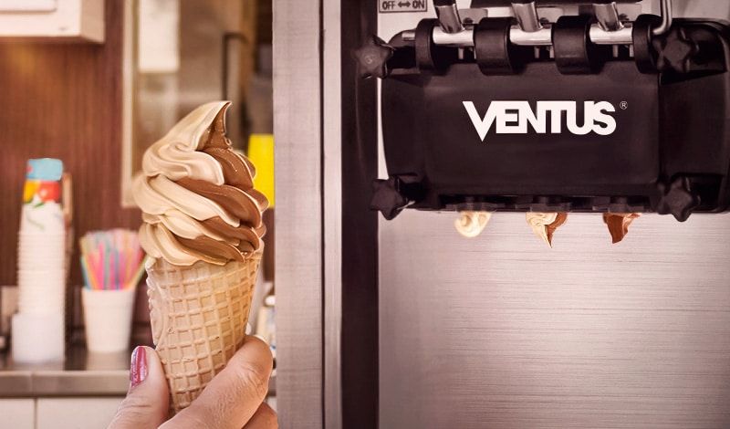 Variedad de helados con las máquinas de helados soft